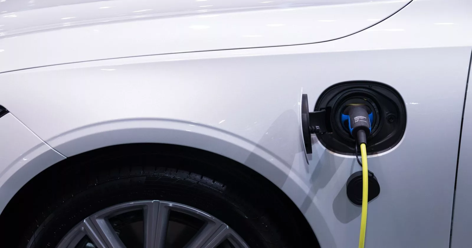 Elektrikli aracın şarj soketine takılı Type 2 şarj kablosu